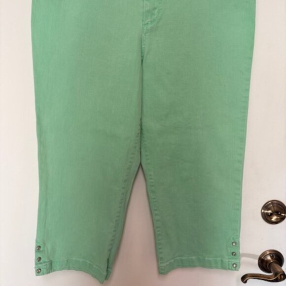 LIKE NEW WOMENS BANDOLINO MINT GREEN CAPRI JEANS. SZ. 14 - Picture 2 of 3